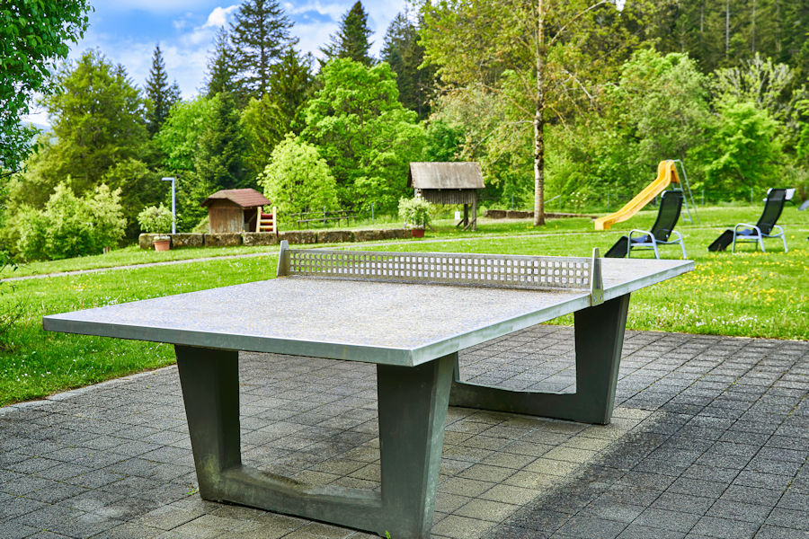 Eine Tischtennisplatte im Außenbereich Eine Tischtennisplatte im Außenbereich