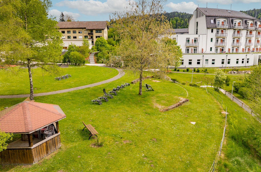 Ein seitlicher Blick auf die Klinik Ein seitlicher Blick auf die Klinik