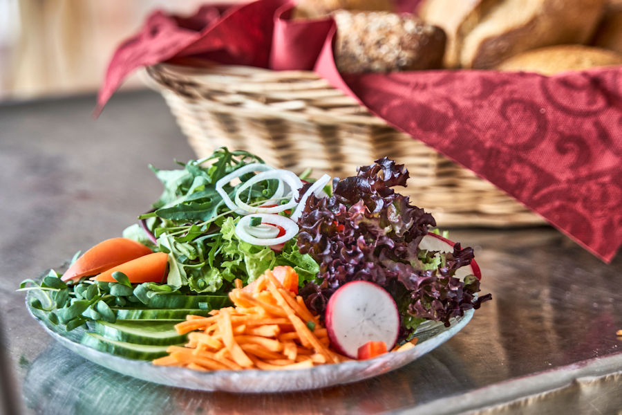 Salatteller mit Brotkorb